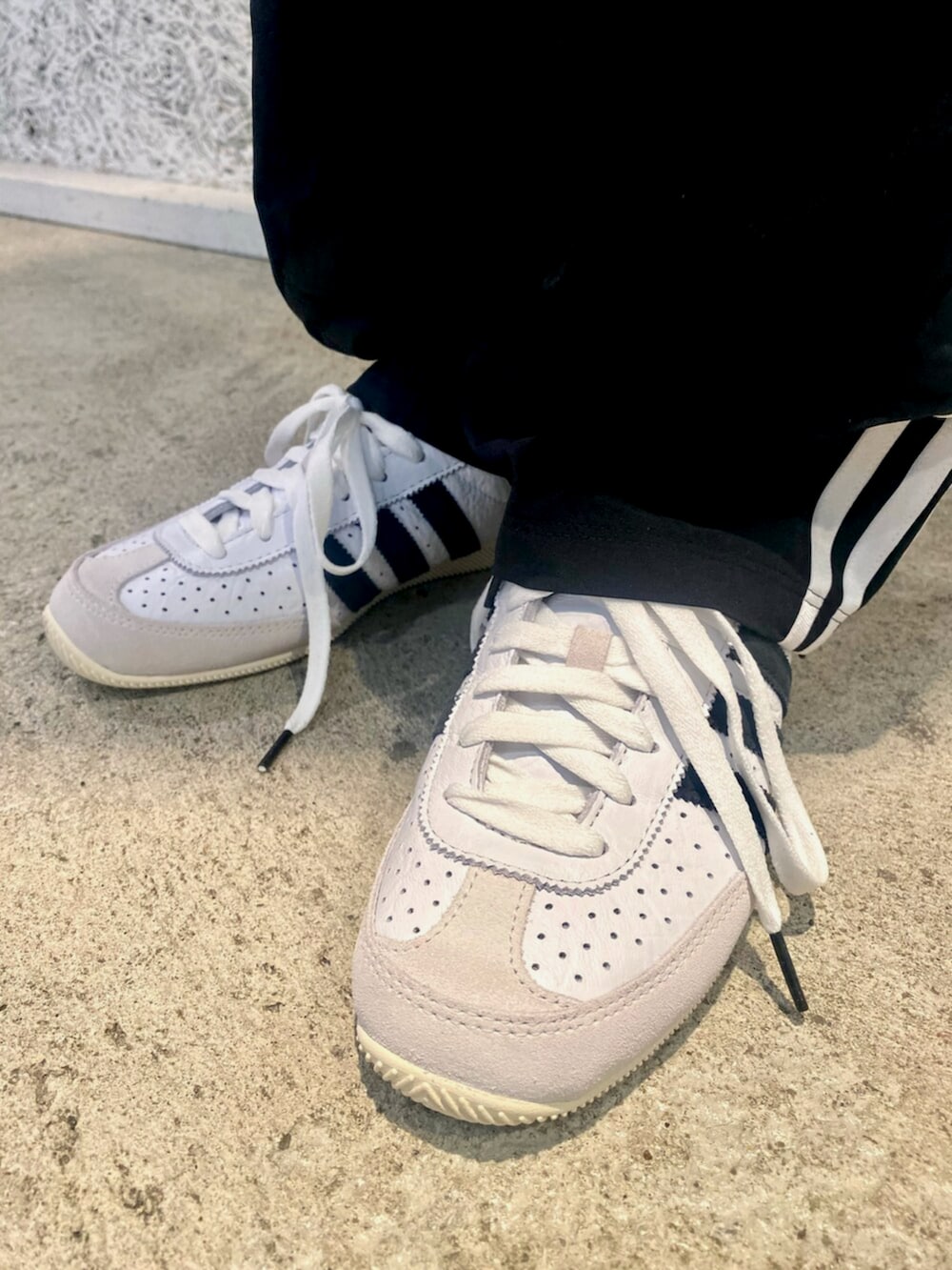 ベージュ系のスウェット、ブラック系のスウェットパンツ、ブラック系のショルダーバッグを着用したレディースの冬コーディネートの6枚目の写真