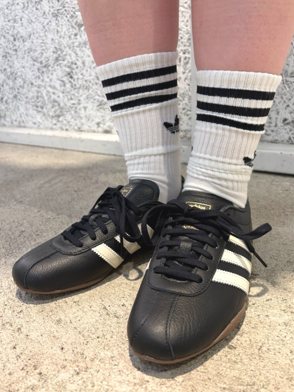 ブルー系のトップス、ブルー系のスカート、ブラック系のスニーカーを着用したレディースの夏コーディネートの4枚目の写真