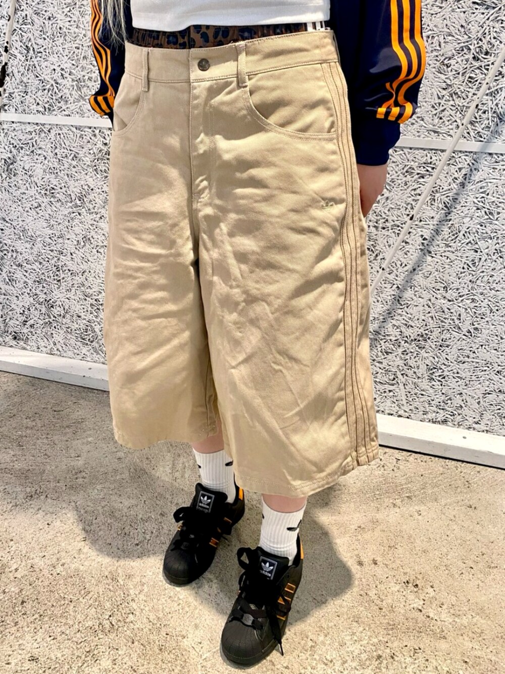 ブルー系のジャージ、ベージュ系のその他パンツ、ブラック系のスニーカーを着用したレディースの夏コーディネートの5枚目の写真