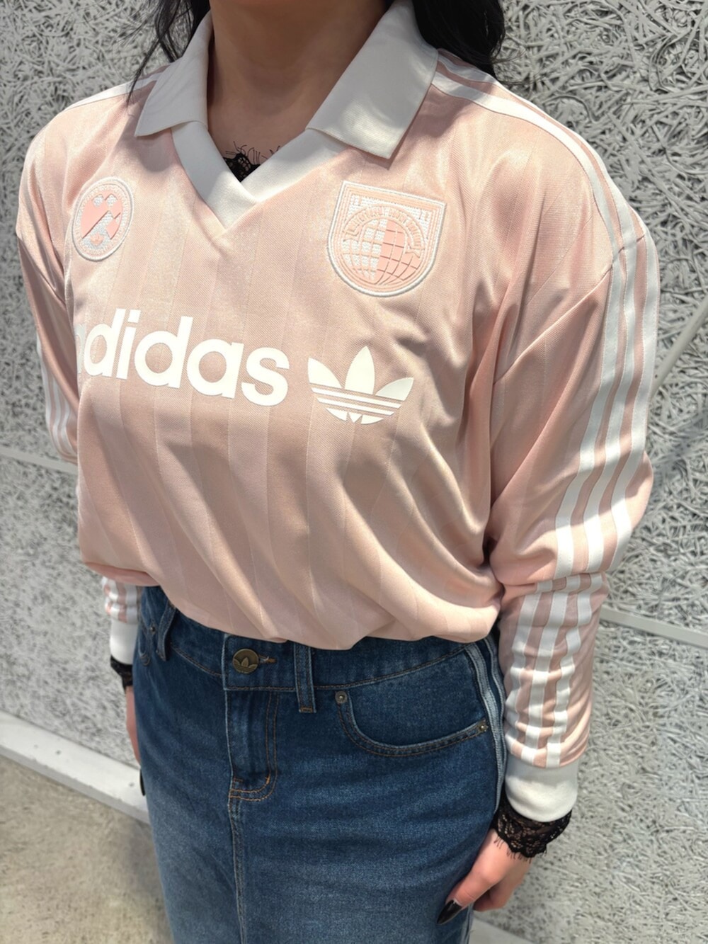 ピンク系のTシャツ/カットソー、ブルー系のデニムスカート、ホワイト系のスニーカーを着用したレディースの春コーディネートの2枚目の写真