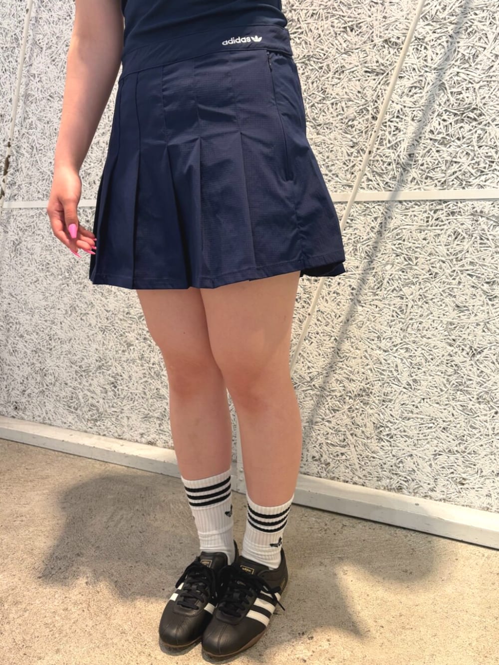 ブルー系のトップス、ブルー系のスカート、ブラック系のスニーカーを着用したレディースの夏コーディネートの3枚目の写真