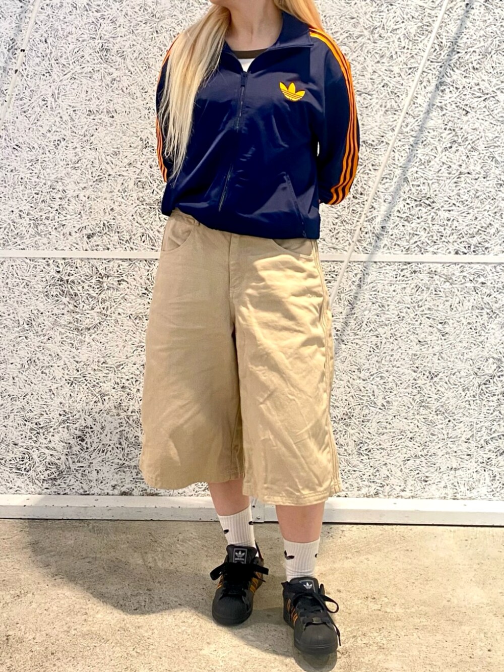 ブルー系のジャージ、ベージュ系のその他パンツ、ブラック系のスニーカーを着用したレディースの夏コーディネートの3枚目の写真