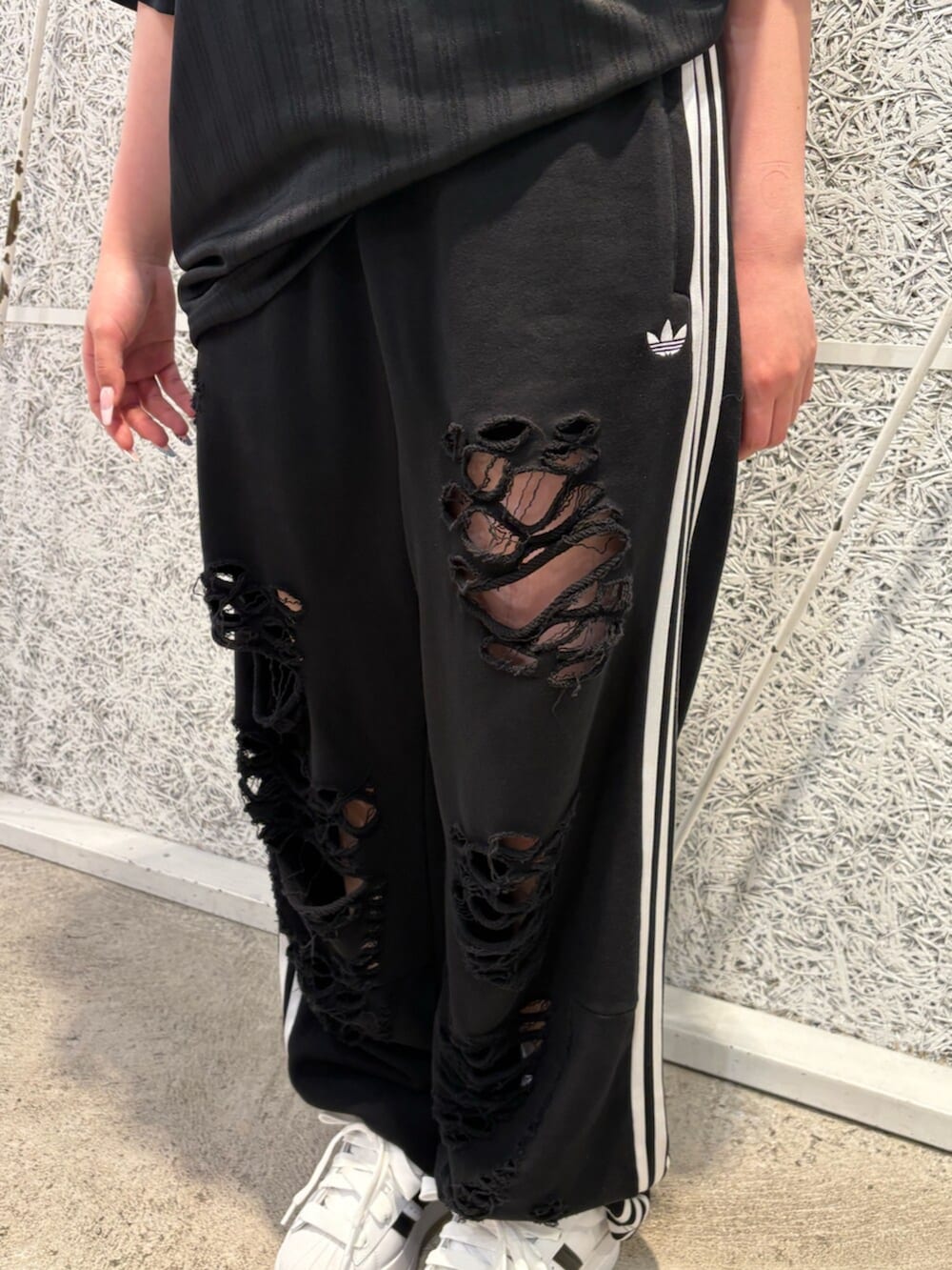 ブラック系のTシャツ/カットソー、ブラック系のその他パンツ、ホワイト系のスニーカーを着用したレディースの夏コーディネートの3枚目の写真