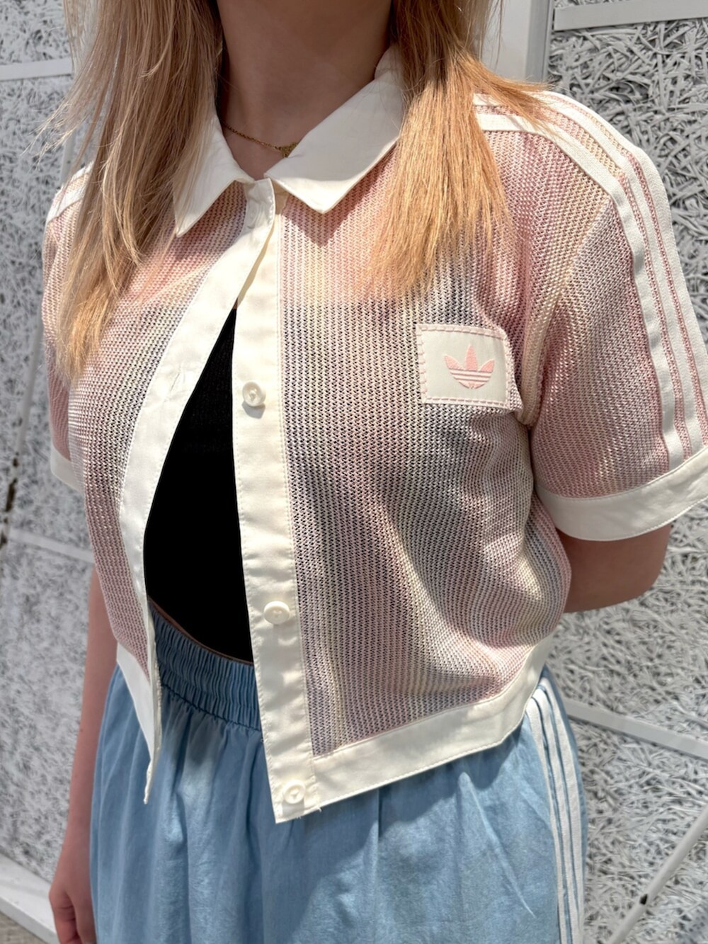 ブルー系のスカート、ピンク系のスニーカーを着用したレディースの夏コーディネートの2枚目の写真