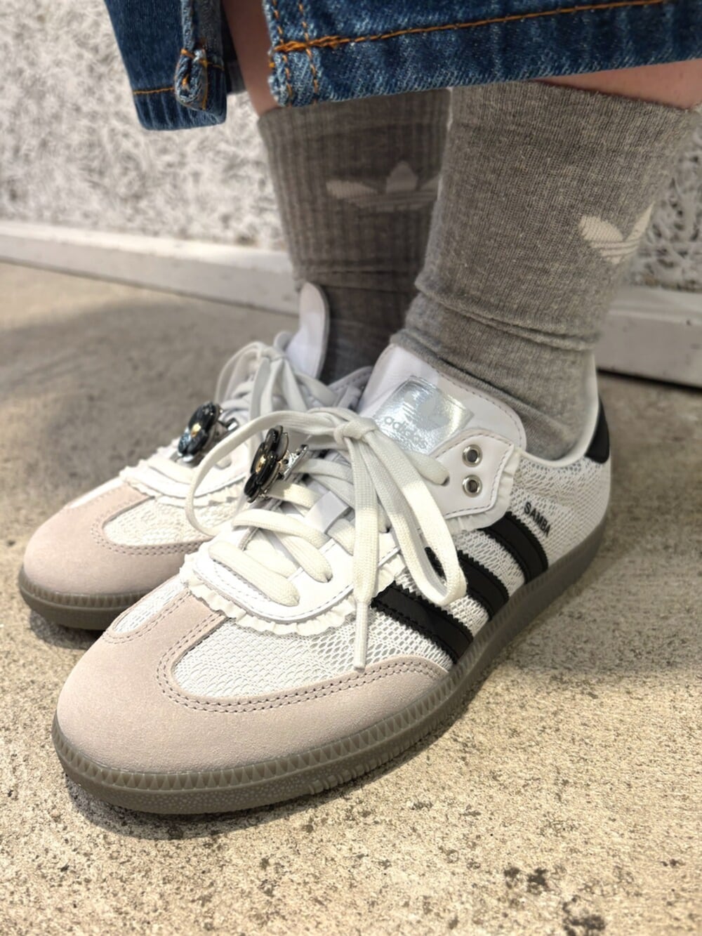 ピンク系のTシャツ/カットソー、ブルー系のデニムスカート、ホワイト系のスニーカーを着用したレディースの春コーディネートの4枚目の写真