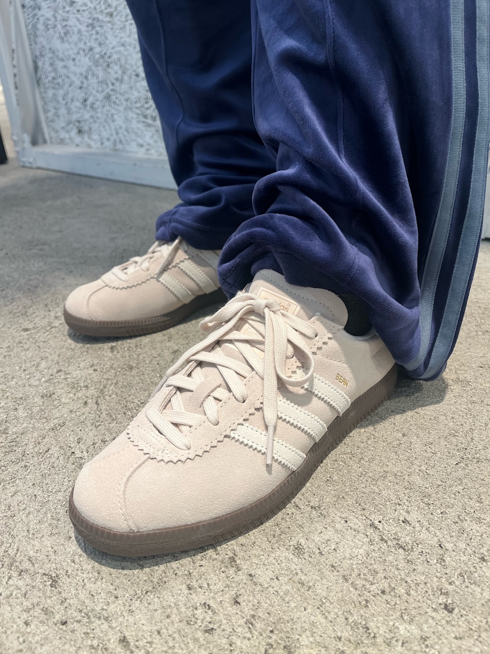 「スニーカー、セットアップ、adidas、ジャージ、アディダス、ベロア、adidas originals、アディダスオリジナルス、ベルン、ベッケンバウアー」｜「adidasのベロア トラックジャケット / ジャージ/ アディダスオリジナルス adidas Originals（ジャージ、ブルー系）」を使った、AMさん（レディース・160cm）の秋コーディネートの4枚目の写真