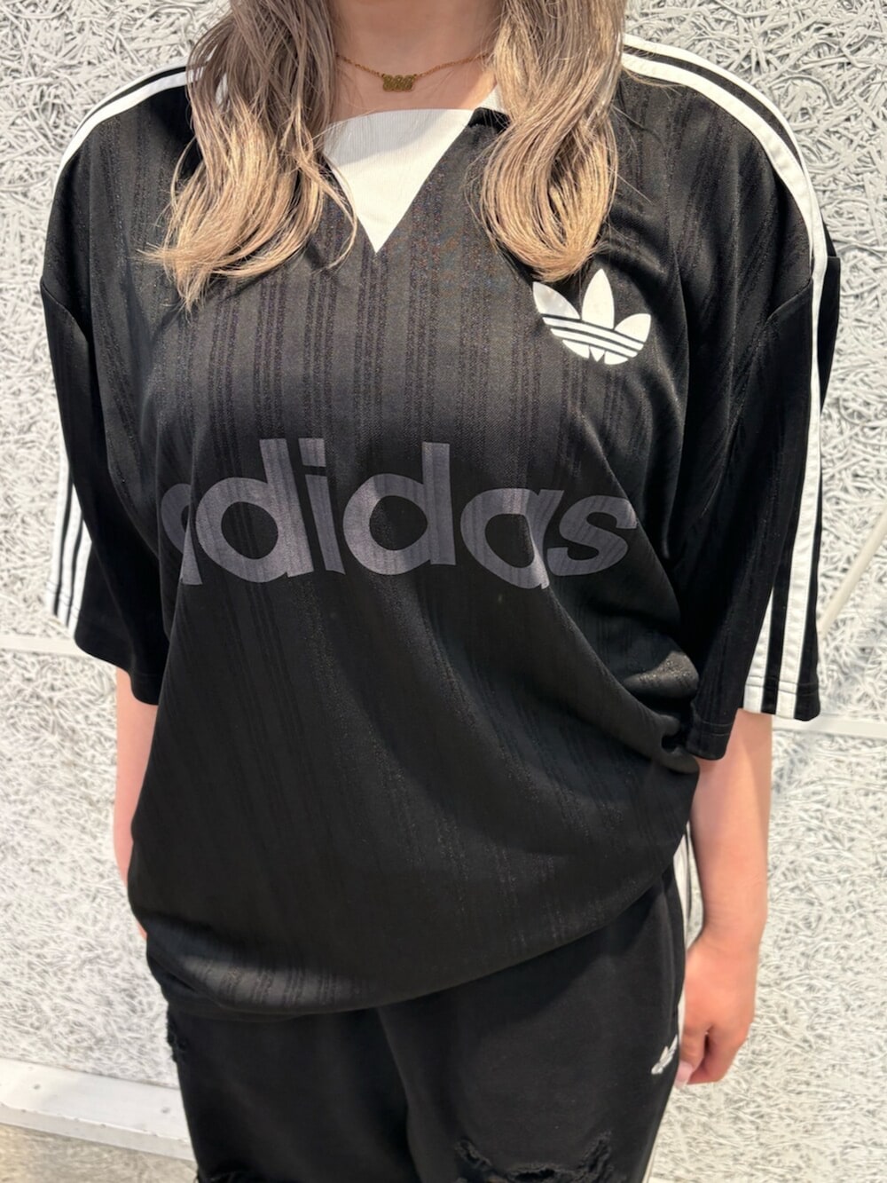 ブラック系のTシャツ/カットソー、ブラック系のその他パンツ、ホワイト系のスニーカーを着用したレディースの夏コーディネートの2枚目の写真