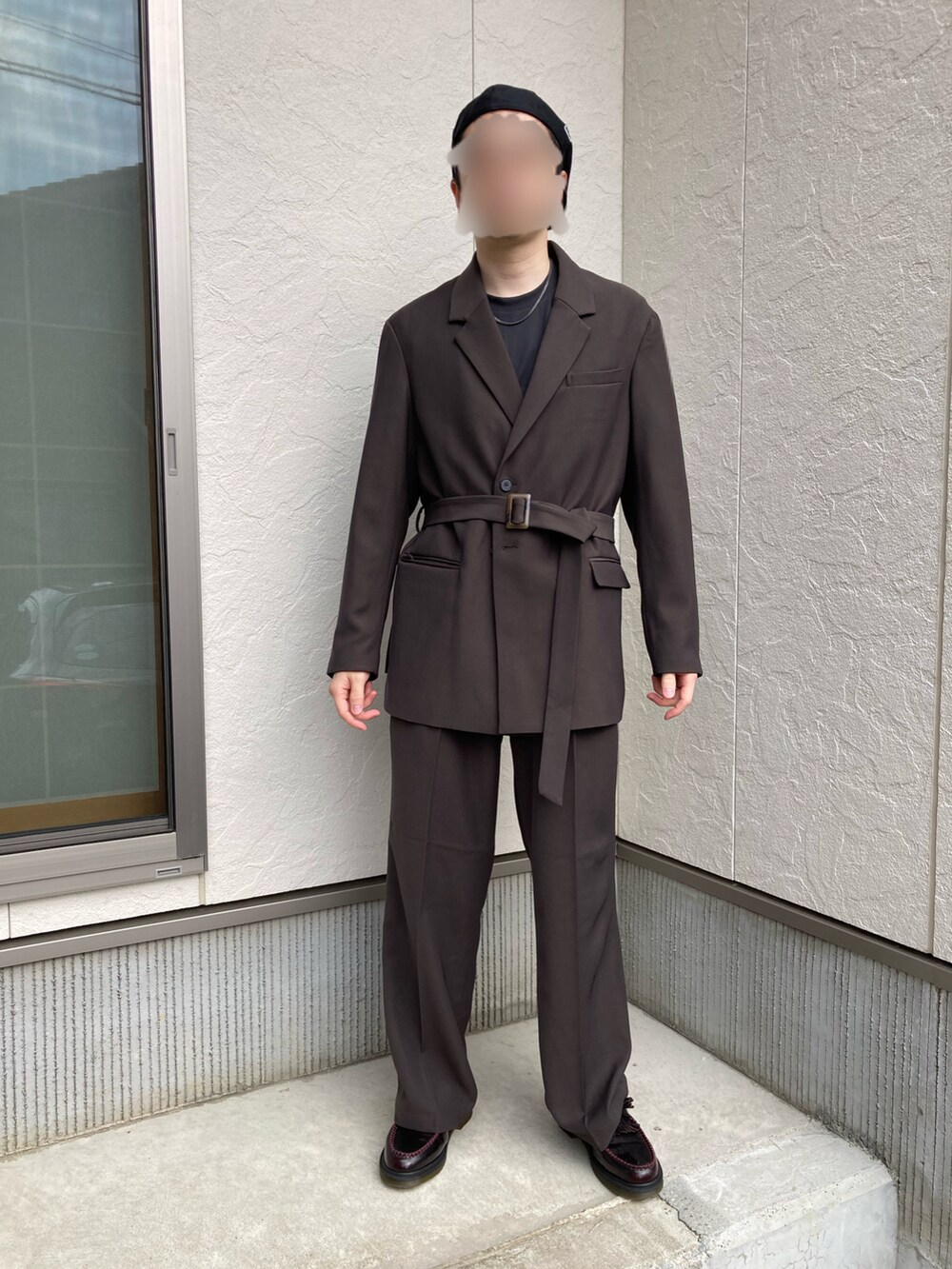 グレー系のTシャツ/カットソー、ブラウン系のテーラードジャケット、ブラウン系のスラックスを着用したメンズの夏コーディネートの4枚目の写真