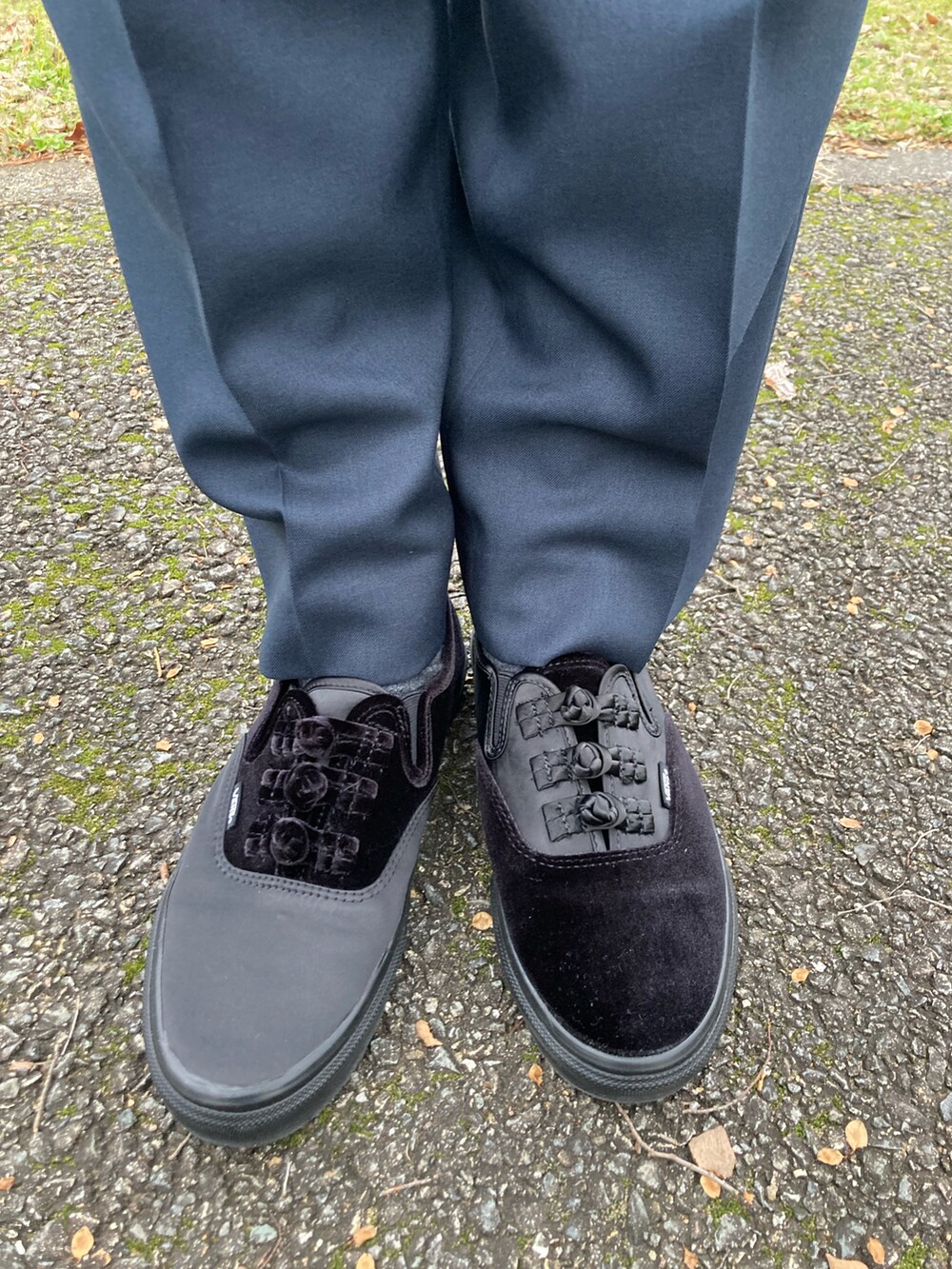 グレー系のブルゾン、ブルー系のスラックス、ブラック系のスニーカーを着用したメンズの冬コーディネートの4枚目の写真