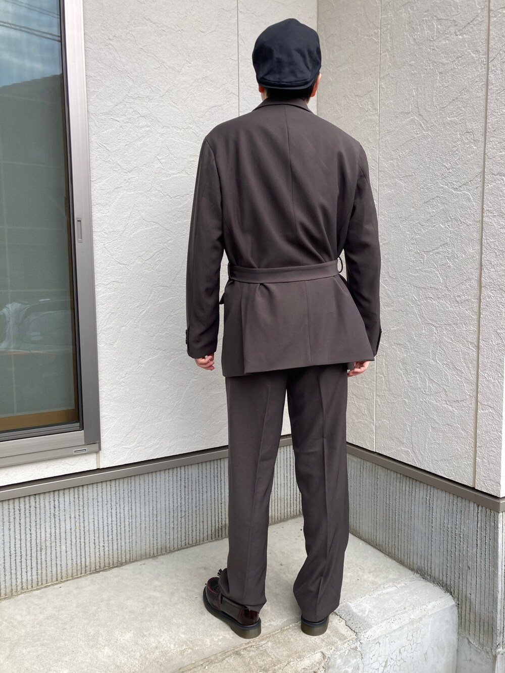 グレー系のTシャツ/カットソー、ブラウン系のテーラードジャケット、ブラウン系のスラックスを着用したメンズの夏コーディネートの5枚目の写真