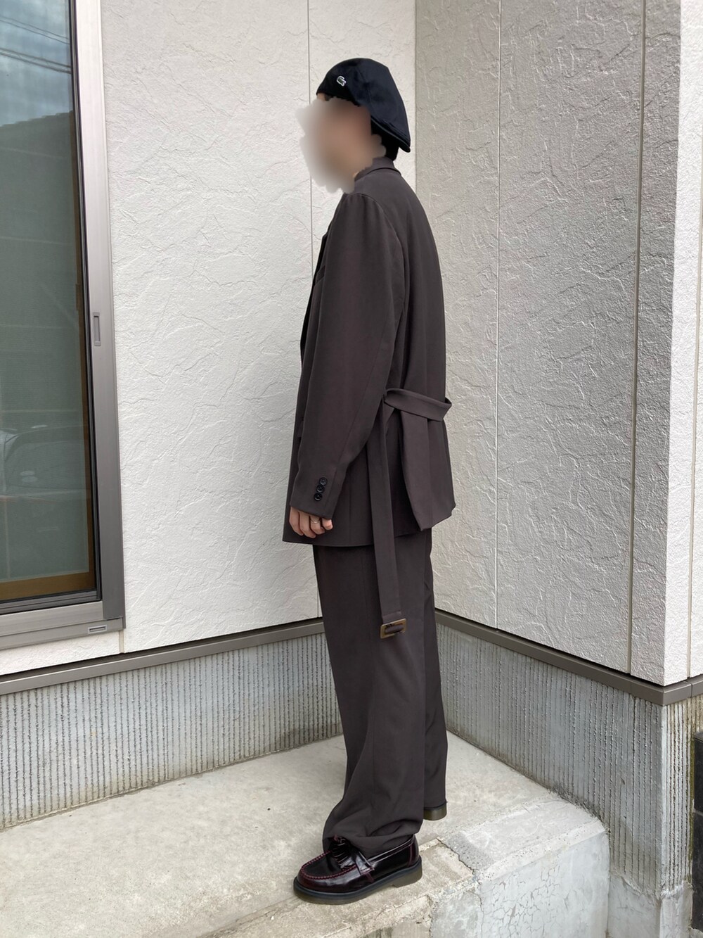 グレー系のTシャツ/カットソー、ブラウン系のテーラードジャケット、ブラウン系のスラックスを着用したメンズの夏コーディネートの2枚目の写真