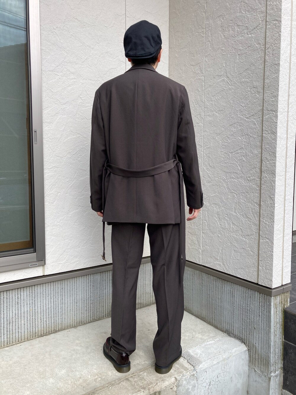 グレー系のTシャツ/カットソー、ブラウン系のテーラードジャケット、ブラウン系のスラックスを着用したメンズの夏コーディネートの3枚目の写真