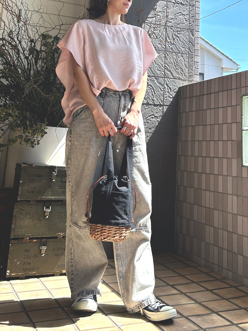 「休日コーデ、オトナカジュアル、パンツスタイル、大人可愛い、シンプルスタイル、スニーカーコーデ、初夏コーデ、デニム、ブラウス、大人女子、ピンク、オトナカワイイ、春カラー、カジュアルスタイル、キレイめ」｜「CALIFORNIA OUTFITTERSの1-6A5 バック リボン ブラウス【Maison select -メゾンセレクト-】（シャツ/ブラウス、ピンク系）」を使った、yuuuukkaaaさん（レディース・160cm）の春コーディネートの3枚目の写真