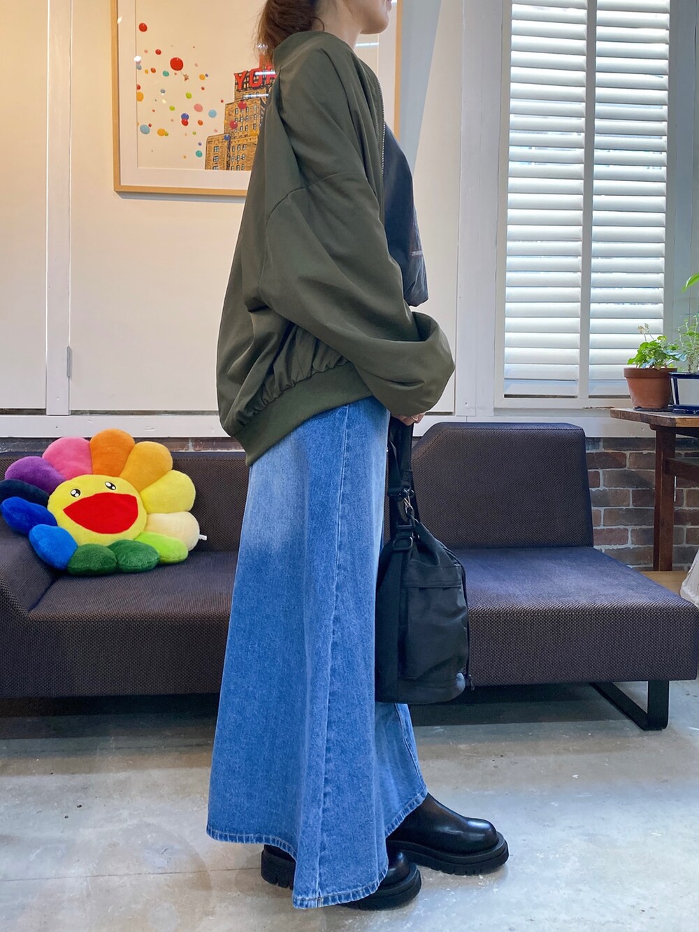 「オトナカジュアル、着回しコーデ、シンプルコーデ、秋カラー、秋服準備はじめました、スカートスタイル、秋コーデ、MA-1、デニムスカート、ロゴT、ブーツ、ジップブルゾン、オーバーサイズ、ビッグシルエット、ショルダーバッグ」｜「folkaの7A3 THE 2WAY PORTERs TOOL BAG /ポーターズ ツール バッグ/ ショルダーバッグ/ハンドバッグ/バケツ型 超軽量【Maison select -メゾンセレクト-】（ショルダーバッグ、ブラック系）」を使った、yuuuukkaaaさん（レディース・160cm）の秋コーディネートの2枚目の写真