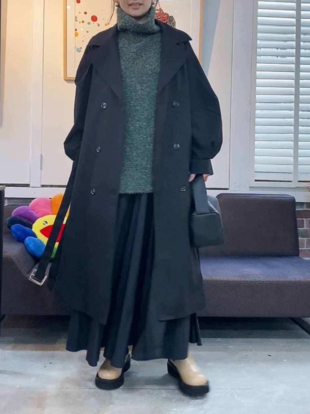 「秋服、オトナ女子、大人かわいい、カジュアルコーデ、大人カジュアル、秋服まるっと大公開、ミニバッグ、フレアスカート、ロングスカート、ショートブーツ、ニット、ZOZOTOWN、トレンチコート、ボリューム袖、タートルネック」｜「BABYLONEのコットンナイロンボリュームフレアスカート（スカート、ブラック系）」を使った、yuuuukkaaaさん（レディース・160cm）の秋コーディネートの2枚目の写真