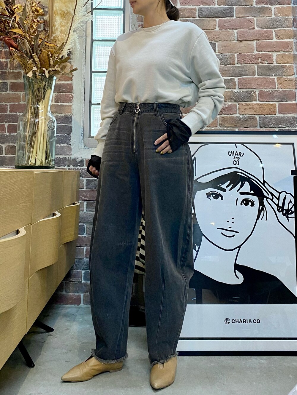 「大人カジュアル、秋コーデ、秋服、カーブデニム、スウェット、デニムコーデ、カジュアル、きれいめカジュアル、レイヤードスタイル、カジュアルコーデ、秋冬コーデ、フラットシューズ、ショート丈トップス、ブラックデニム、シアートップス」｜「fredy emueのカーブデニムパンツ（デニムパンツ、ブラック系）」を使った、yuuuukkaaaさん（レディース・160cm）の秋コーディネートの2枚目の写真