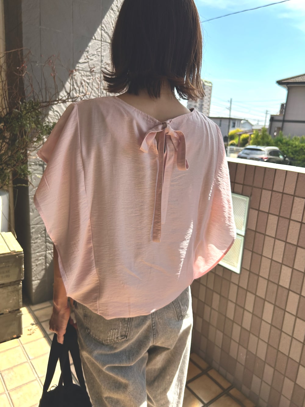「休日コーデ、オトナカジュアル、パンツスタイル、大人可愛い、シンプルスタイル、スニーカーコーデ、初夏コーデ、デニム、ブラウス、大人女子、ピンク、オトナカワイイ、春カラー、カジュアルスタイル、キレイめ」｜「CALIFORNIA OUTFITTERSの1-6A5 バック リボン ブラウス【Maison select -メゾンセレクト-】（シャツ/ブラウス、ピンク系）」を使った、yuuuukkaaaさん（レディース・160cm）の春コーディネートの5枚目の写真