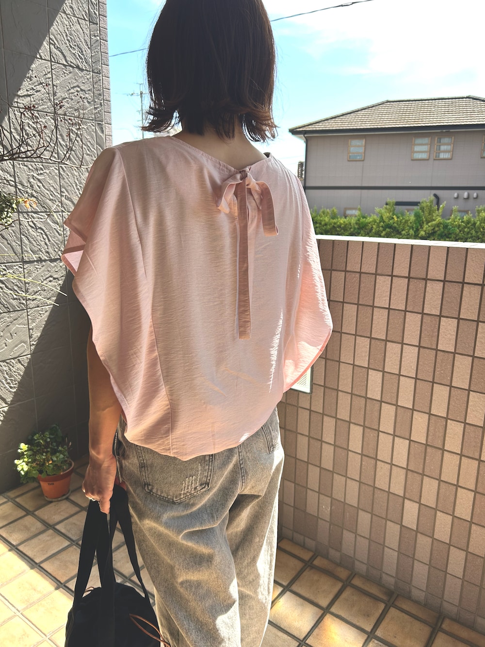 「休日コーデ、オトナカジュアル、パンツスタイル、大人可愛い、シンプルスタイル、スニーカーコーデ、初夏コーデ、デニム、ブラウス、大人女子、ピンク、オトナカワイイ、春カラー、カジュアルスタイル、キレイめ」｜「CALIFORNIA OUTFITTERSの1-6A5 バック リボン ブラウス【Maison select -メゾンセレクト-】（シャツ/ブラウス、ピンク系）」を使った、yuuuukkaaaさん（レディース・160cm）の春コーディネートの4枚目の写真