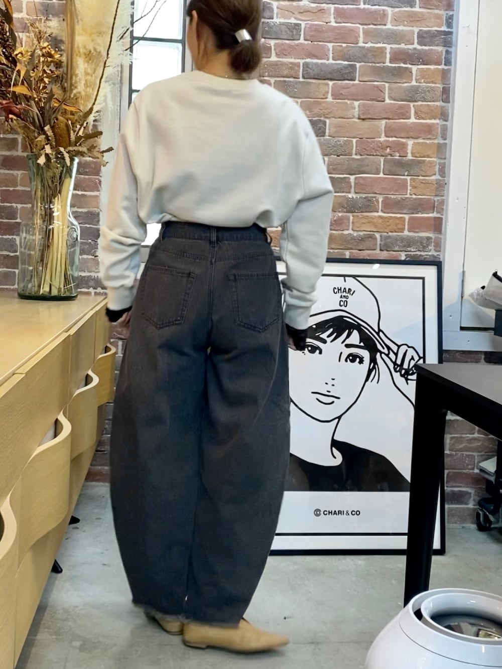 「大人カジュアル、秋コーデ、秋服、カーブデニム、スウェット、デニムコーデ、カジュアル、きれいめカジュアル、レイヤードスタイル、カジュアルコーデ、秋冬コーデ、フラットシューズ、ショート丈トップス、ブラックデニム、シアートップス」｜「fredy emueのカーブデニムパンツ（デニムパンツ、ブラック系）」を使った、yuuuukkaaaさん（レディース・160cm）の秋コーディネートの3枚目の写真