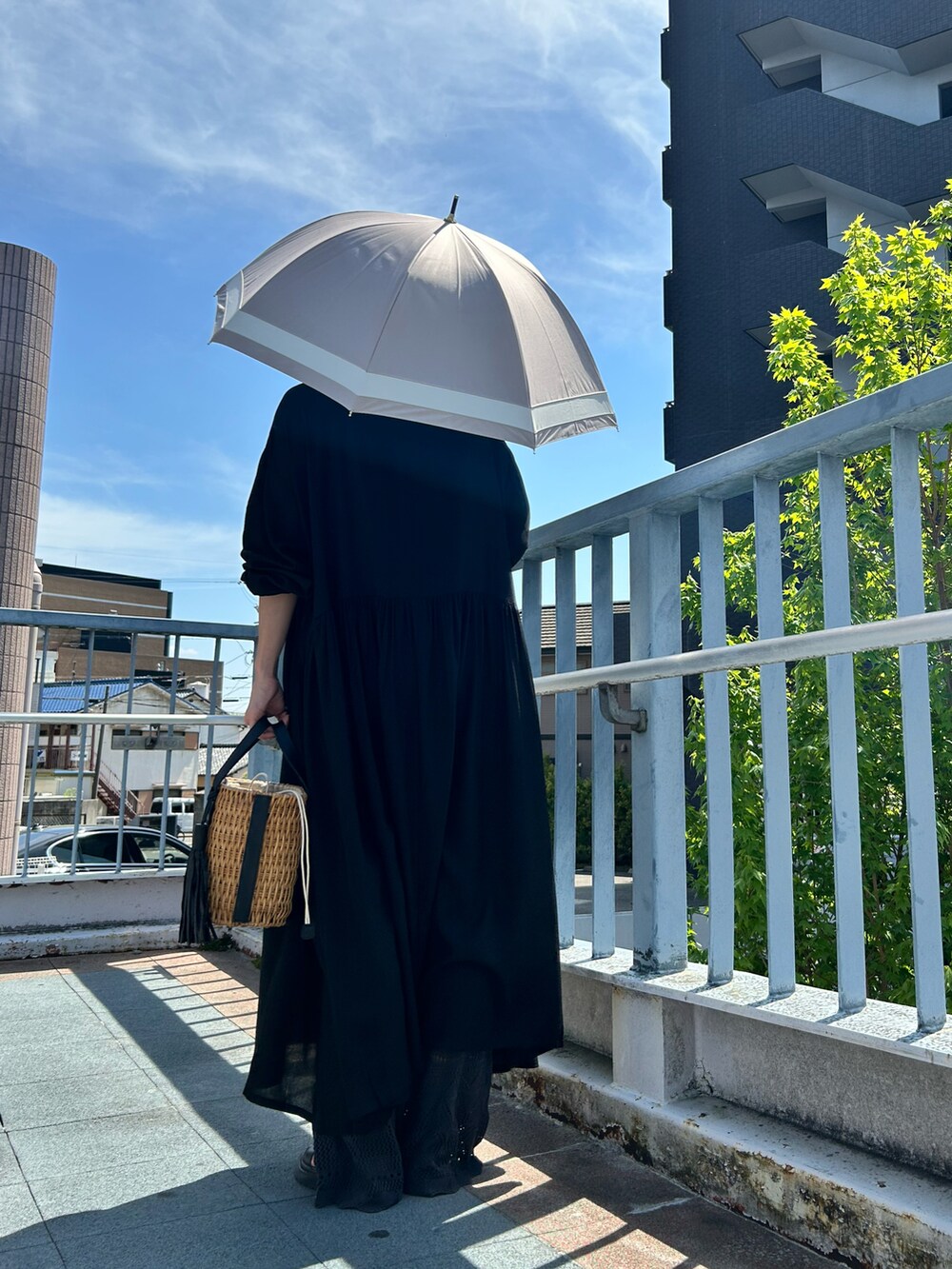 「休日コーデ、オトナカジュアル、大人可愛い、シンプルスタイル、リラックススタイル、カジュアルスタイル、楽チンコーデ、ワントーンコーデ、ブラックコーデ、大人コーデ、ワンピース、ワンピーススタイル、サンダル、ZOZOTOWN、カジュアルコーデ」｜「nouerのアイテム（かごバッグ、ベージュ系）」を使った、yuuuukkaaaさん（レディース・160cm）の春コーディネートの2枚目の写真