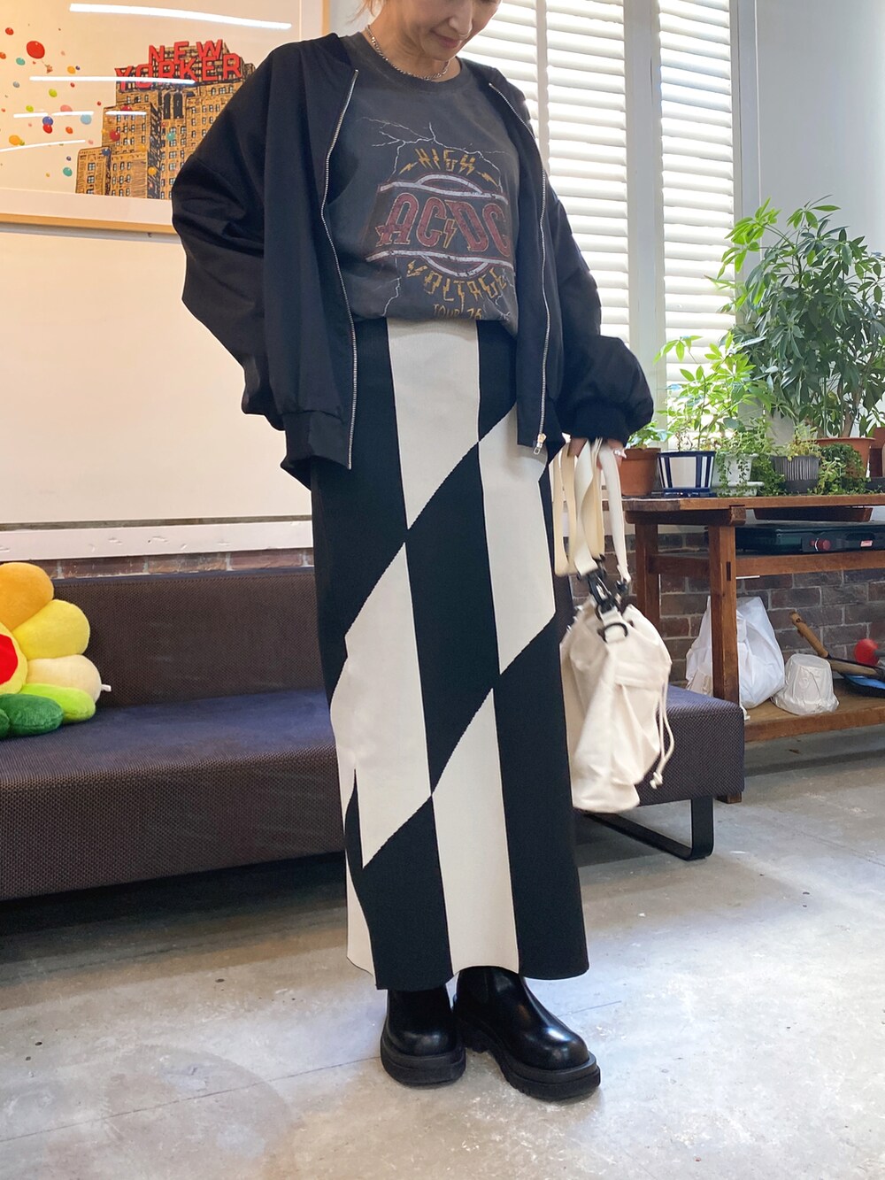 「秋先取りコーデ、休日コーデ、カジュアルコーデ、きれいめカジュアル、大人可愛い、秋コーデ、ロゴT、ジップブルゾン、ミニバッグ、ショルダーバッグ、おでかけコーデ、ロングスカート、大人かわいい、チェルシーブーツ、ブーツ」｜「folkaの7A3 THE 2WAY PORTERs TOOL BAG /ポーターズ ツール バッグ/ ショルダーバッグ/ハンドバッグ/バケツ型 超軽量【Maison select -メゾンセレクト-】（ショルダーバッグ、ホワイト系）」を使った、yuuuukkaaaさん（レディース・160cm）の秋コーディネートの2枚目の写真