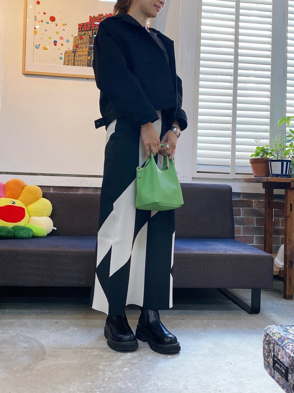 「大人カジュアル、カジュアルコーデ、今日のコーデ、オトナ女子、モノトーン、ロングスカート、ロゴT、ジャケット、秋服コーデ、サイドゴアブーツ、チェルシーブーツ、ミニバッグ、グリーン」｜「CALIFORNIA OUTFITTERSの8B3 ボタンジャケット 【Maison select -メゾンセレクト-】（デニムジャケット、ブラック系）」を使った、yuuuukkaaaさん（レディース・160cm）の秋コーディネートの2枚目の写真
