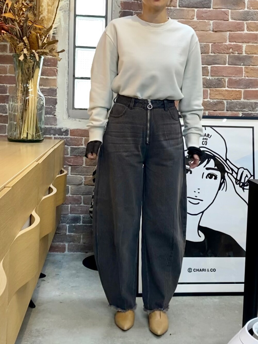「大人カジュアル、秋コーデ、秋服、カーブデニム、スウェット、デニムコーデ、カジュアル、きれいめカジュアル、レイヤードスタイル、カジュアルコーデ、秋冬コーデ、フラットシューズ、ショート丈トップス、ブラックデニム、シアートップス」｜「fredy emueのカーブデニムパンツ（デニムパンツ、ブラック系）」を使った、yuuuukkaaaさん（レディース・160cm）の秋コーディネートの4枚目の写真
