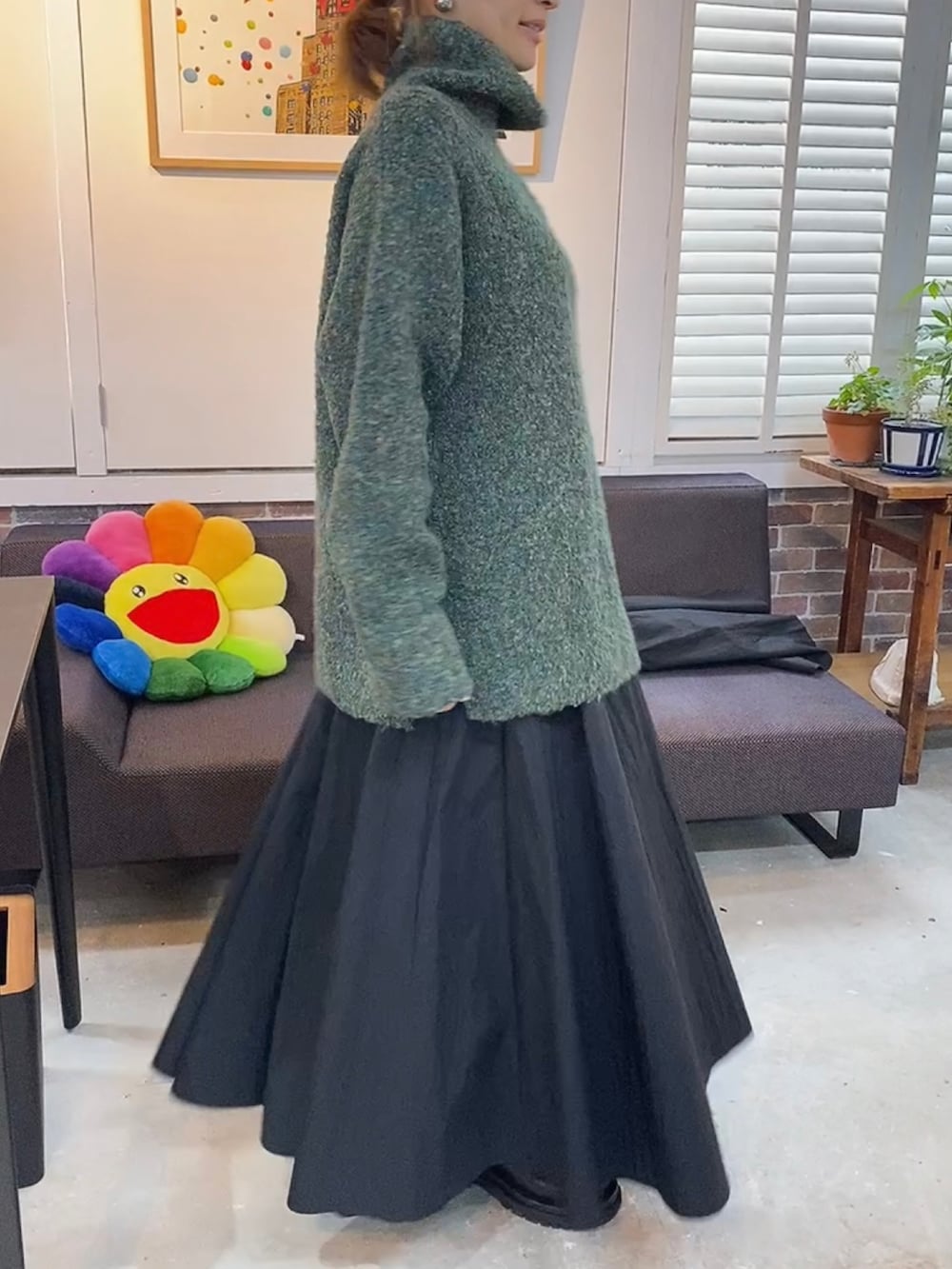 「秋服、オトナ女子、大人かわいい、カジュアルコーデ、大人カジュアル、秋服まるっと大公開、ミニバッグ、フレアスカート、ロングスカート、ショートブーツ、ニット、ZOZOTOWN、トレンチコート、ボリューム袖、タートルネック」｜「BABYLONEのコットンナイロンボリュームフレアスカート（スカート、ブラック系）」を使った、yuuuukkaaaさん（レディース・160cm）の秋コーディネートの3枚目の写真