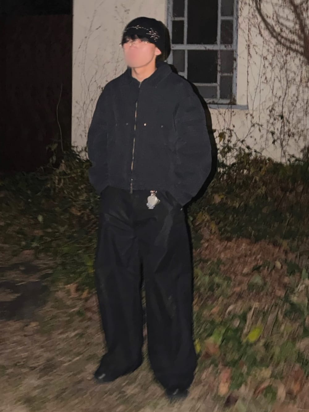 ブラック系のスラックス、ブラック系のジャケット/アウター、ブラック系のニット/セーターを着用したメンズの冬コーディネートの2枚目の写真