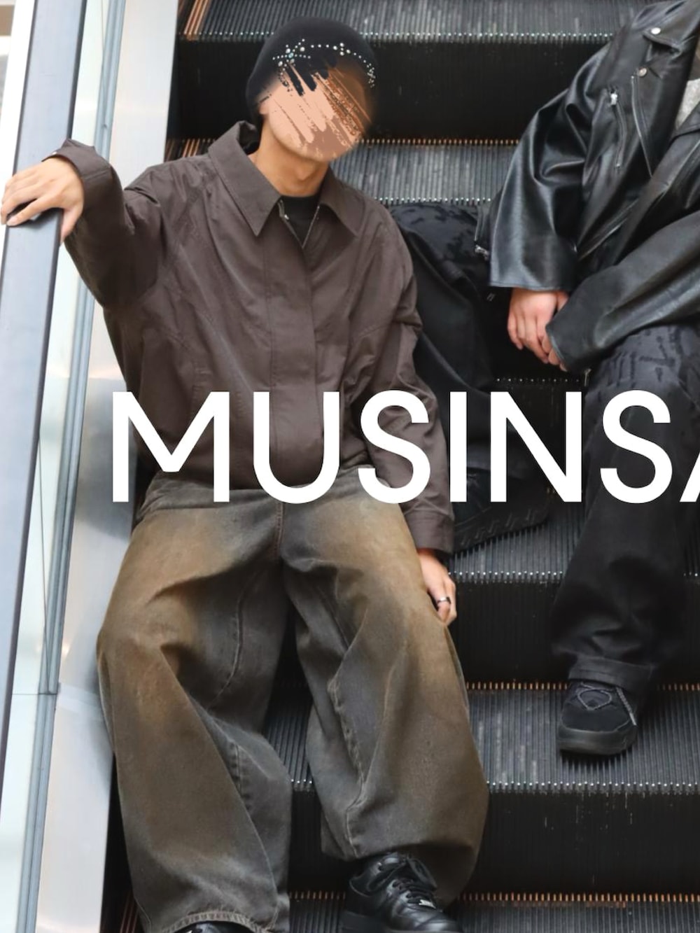 ブラウン系のブルゾン、ブラック系のデニムパンツ、ブラック系のスニーカーを着用したメンズの秋コーディネートの2枚目の写真