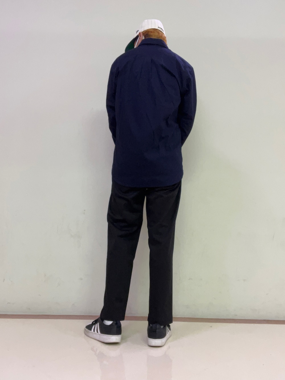 ホワイト系のTシャツ/カットソー、ブルー系のシャツ/ブラウス、ブラック系のチノパンツを着用したメンズの秋コーディネートの2枚目の写真