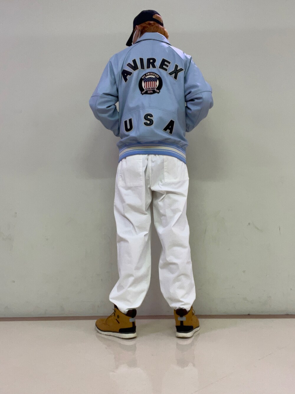 ホワイト系のTシャツ/カットソー、ブルー系のスタジャン、ホワイト系のその他パンツを着用したメンズの秋コーディネートの2枚目の写真