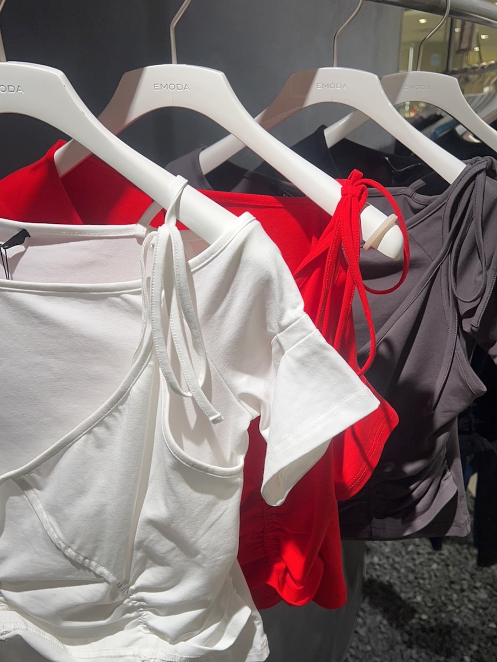 ブラック系のTシャツ/カットソー、ブラック系のスカート、ブラック系のサンダルを着用したレディースの春コーディネートの4枚目の写真