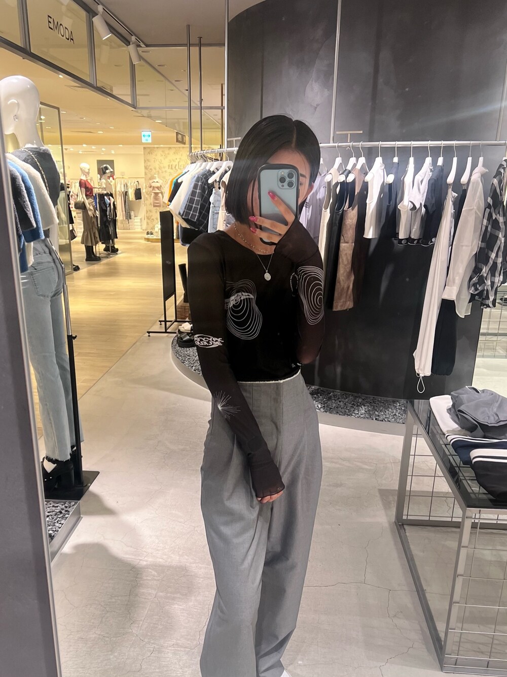 グレー系のベスト、ブラック系のTシャツ/カットソー、グレー系のその他パンツを着用したレディースの夏コーディネートの2枚目の写真