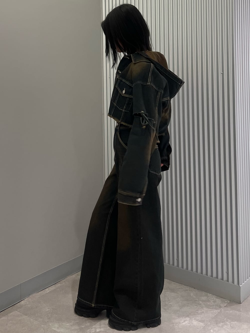 ブルー系のデニムジャケット、ブルー系のデニムパンツ、グレー系のTシャツ/カットソーを着用したレディースの冬コーディネートの2枚目の写真