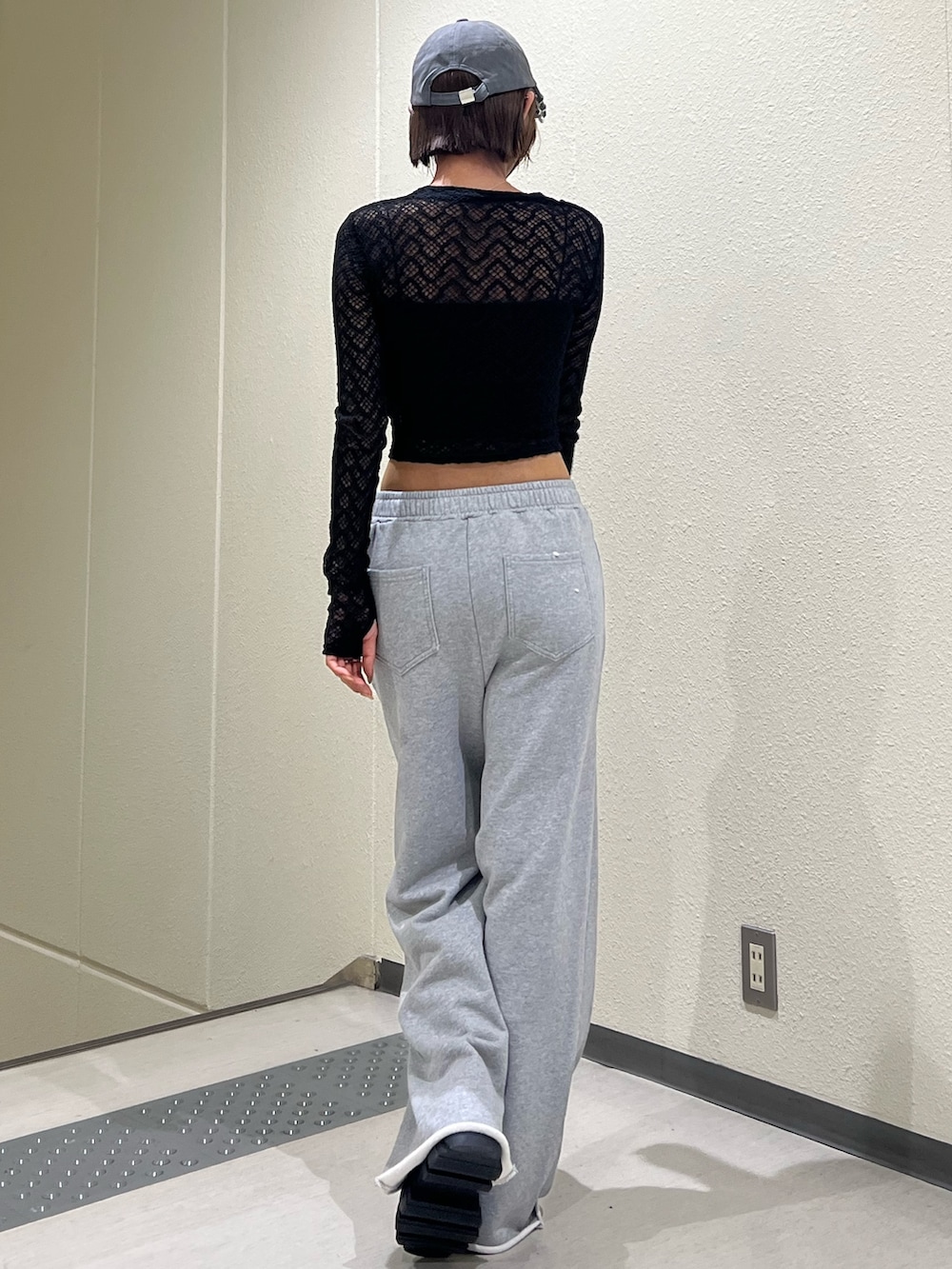 ブラック系のTシャツ/カットソー、グレー系のスウェットパンツ、ブラック系のブーツを着用したレディースの夏コーディネートの3枚目の写真