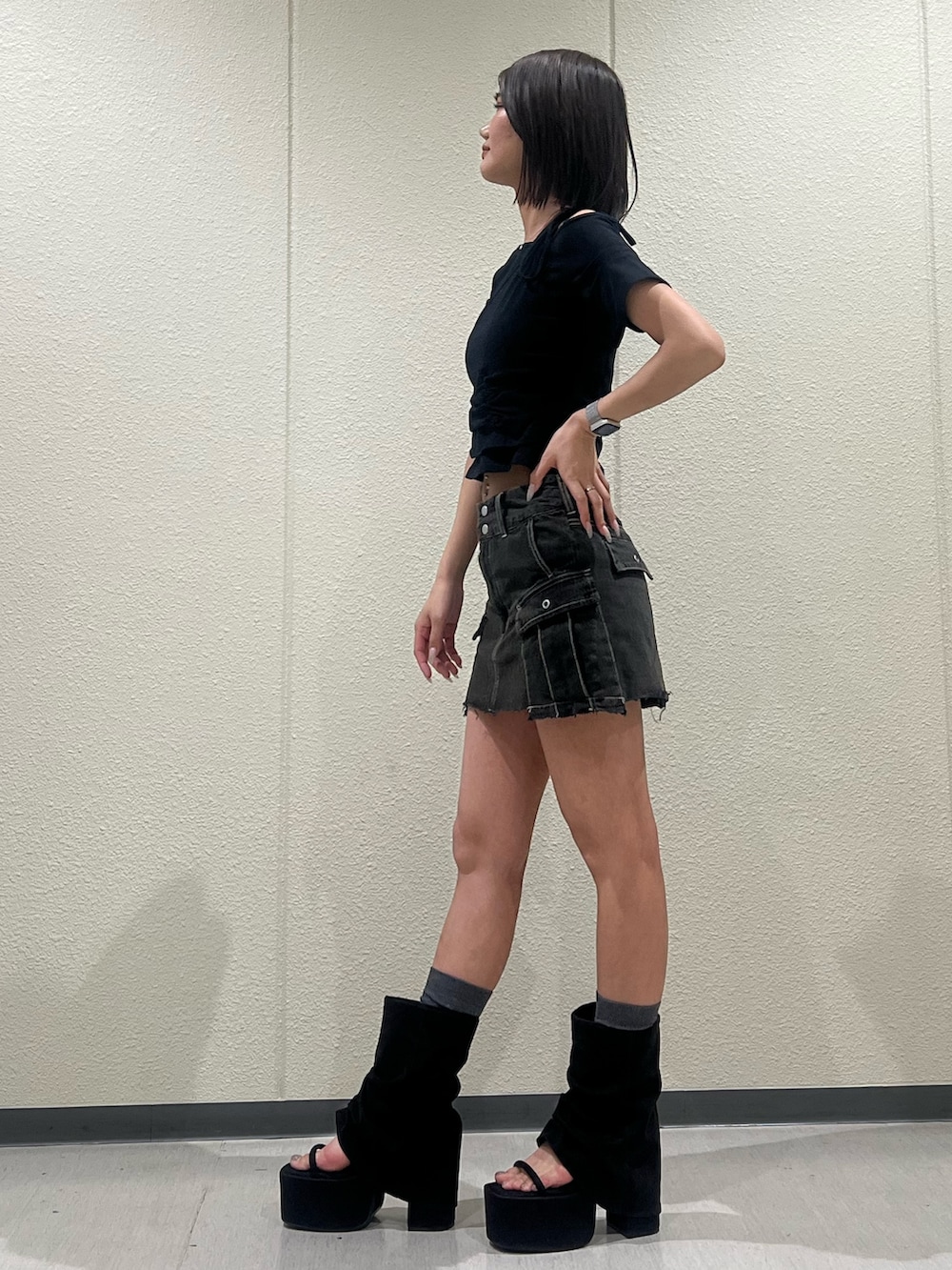 ブラック系のTシャツ/カットソー、ブラック系のスカート、ブラック系のサンダルを着用したレディースの春コーディネートの2枚目の写真