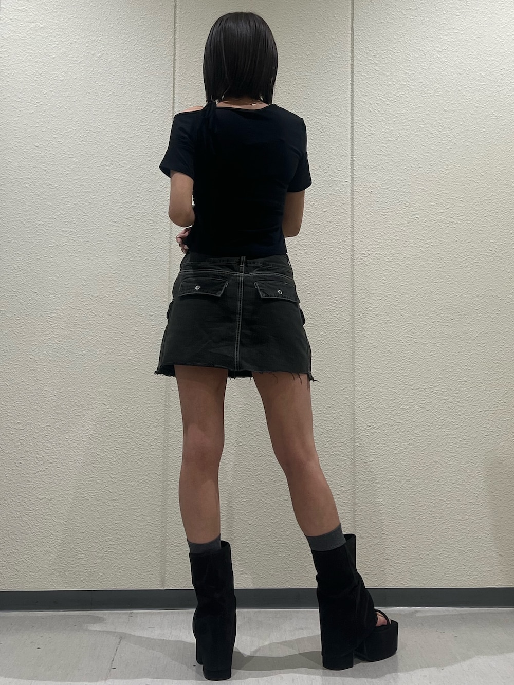 ブラック系のTシャツ/カットソー、ブラック系のスカート、ブラック系のサンダルを着用したレディースの春コーディネートの3枚目の写真