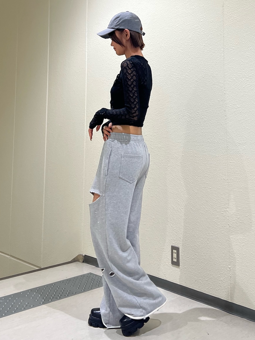 ブラック系のTシャツ/カットソー、グレー系のスウェットパンツ、ブラック系のブーツを着用したレディースの夏コーディネートの2枚目の写真