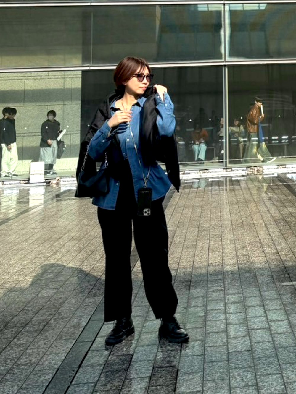 ブラック系のその他パンツ、ブラック系のブーツ、ブラック系のショルダーバッグを着用したレディースの春コーディネートの3枚目の写真