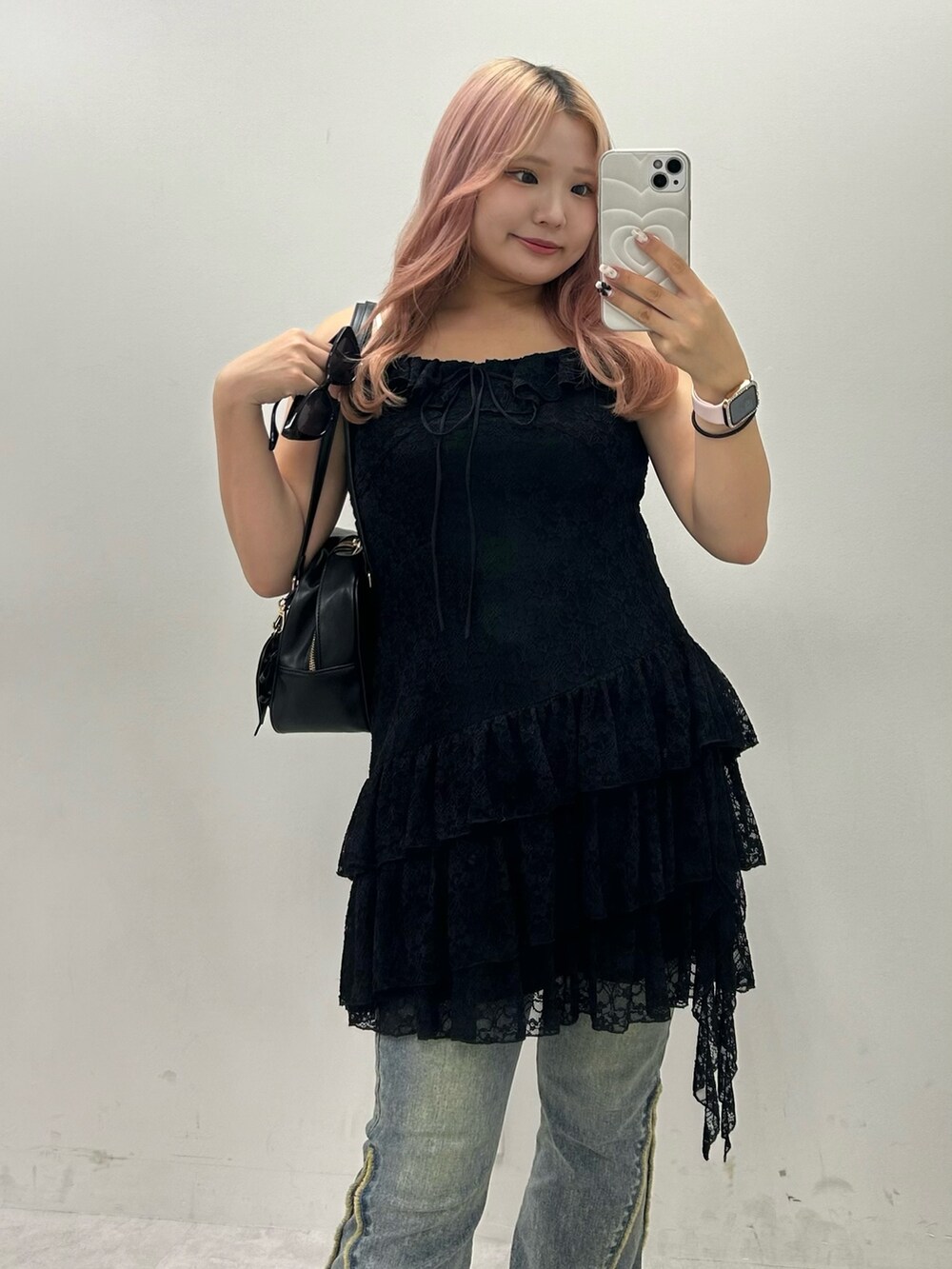 ブラック系のワンピース、ブルー系のその他パンツを着用したレディースの夏コーディネートの2枚目の写真