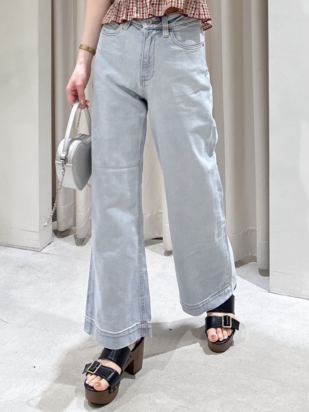 レッド系のシャツ/ブラウス、ブルー系のデニムパンツ、シルバー系のショルダーバッグを着用したレディースの春コーディネートの6枚目の写真