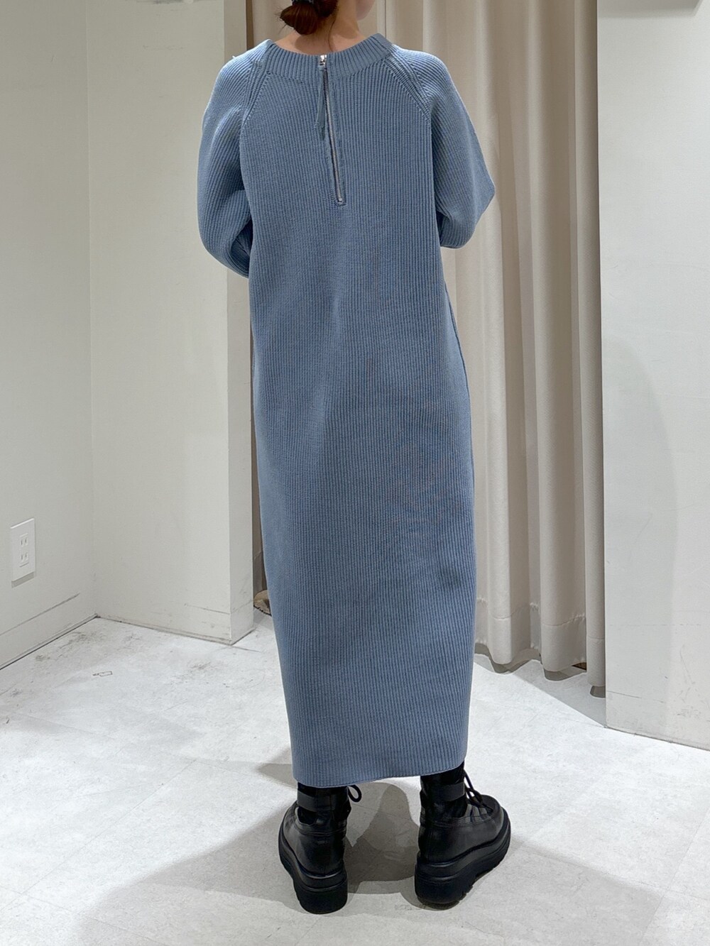 ブルー系のワンピース、ベージュ系のトートバッグ、ブラック系のブーツを着用したレディースの冬コーディネートの4枚目の写真