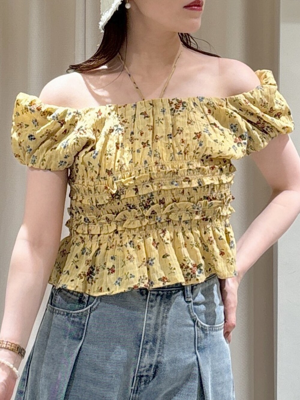 イエロー系のシャツ/ブラウス、ブルー系のトートバッグ、ブルー系のデニムパンツを着用したレディースの夏コーディネートの4枚目の写真