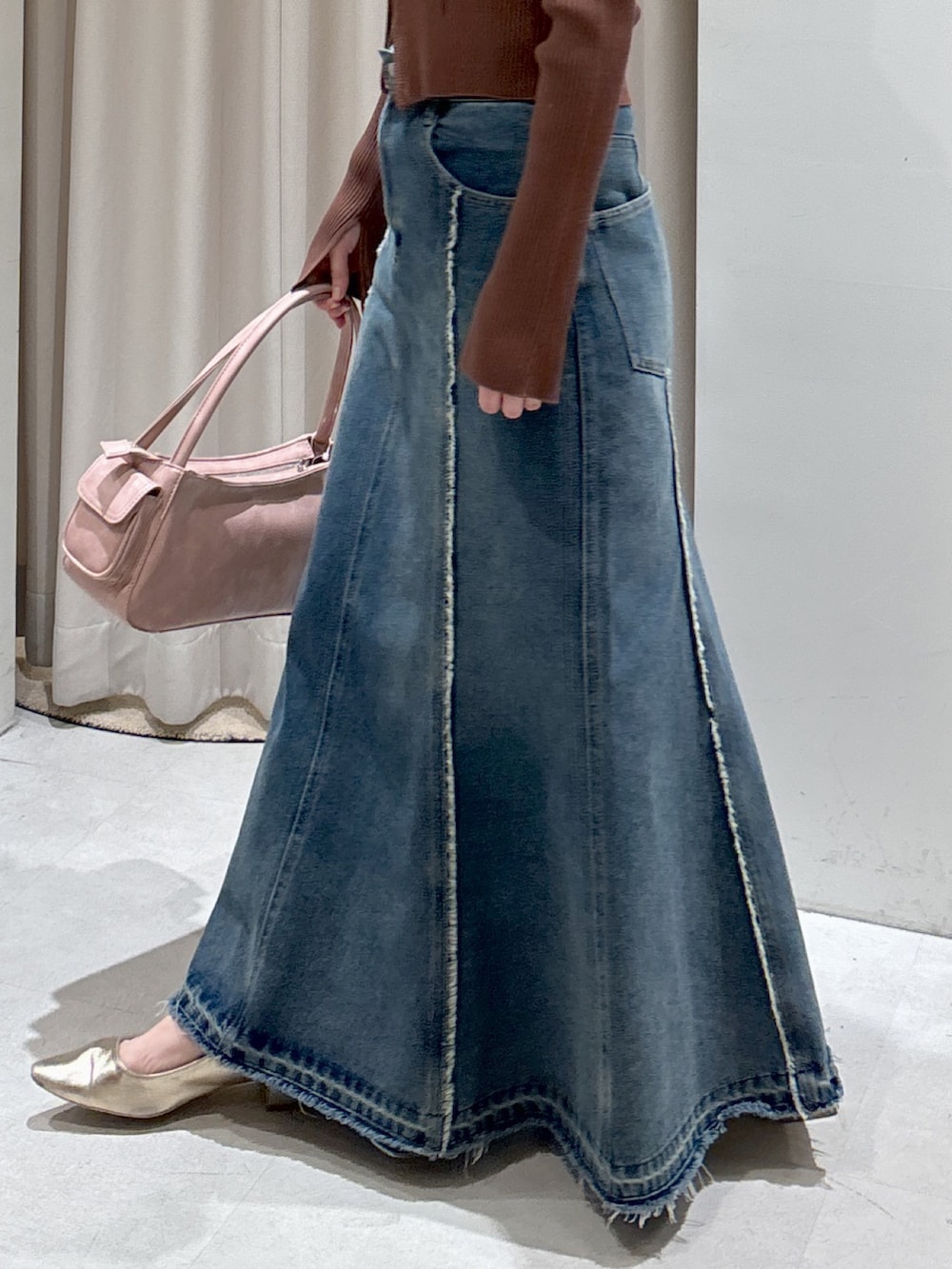 ブラウン系のパーカー、ブラック系のキャミソール、ピンク系のショルダーバッグを着用したレディースの春コーディネートの4枚目の写真