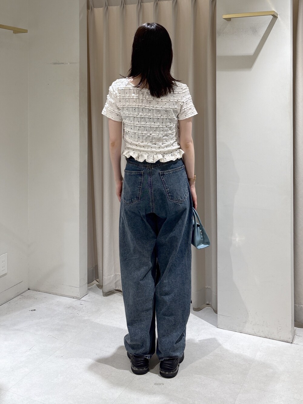 ホワイト系のTシャツ/カットソー、ブルー系のショルダーバッグ、ブルー系のデニムパンツを着用したレディースの夏コーディネートの2枚目の写真