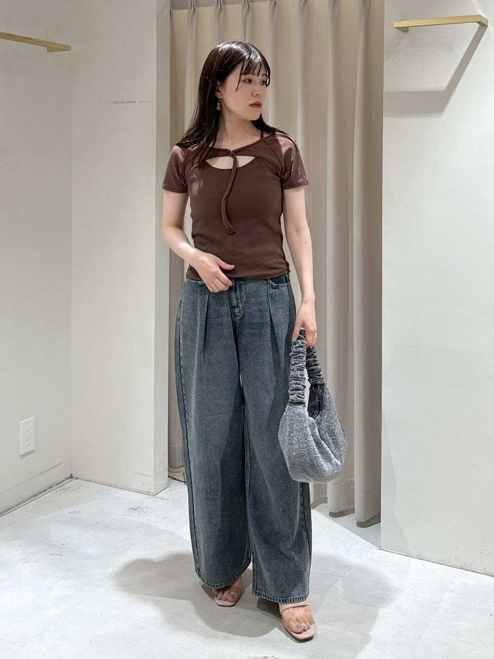 ブラウン系のTシャツ/カットソー、ブルー系のデニムパンツ、シルバー系のハンドバッグを着用したレディースの夏コーディネートの9枚目の写真