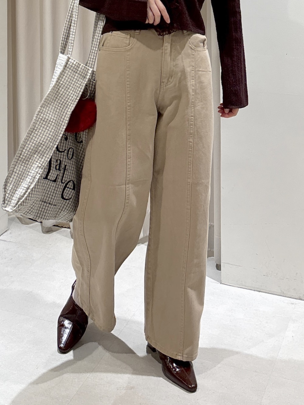 ブラウン系のニット/セーター、ベージュ系のデニムパンツ、ブラウン系のパンプスを着用したレディースの秋コーディネートの4枚目の写真