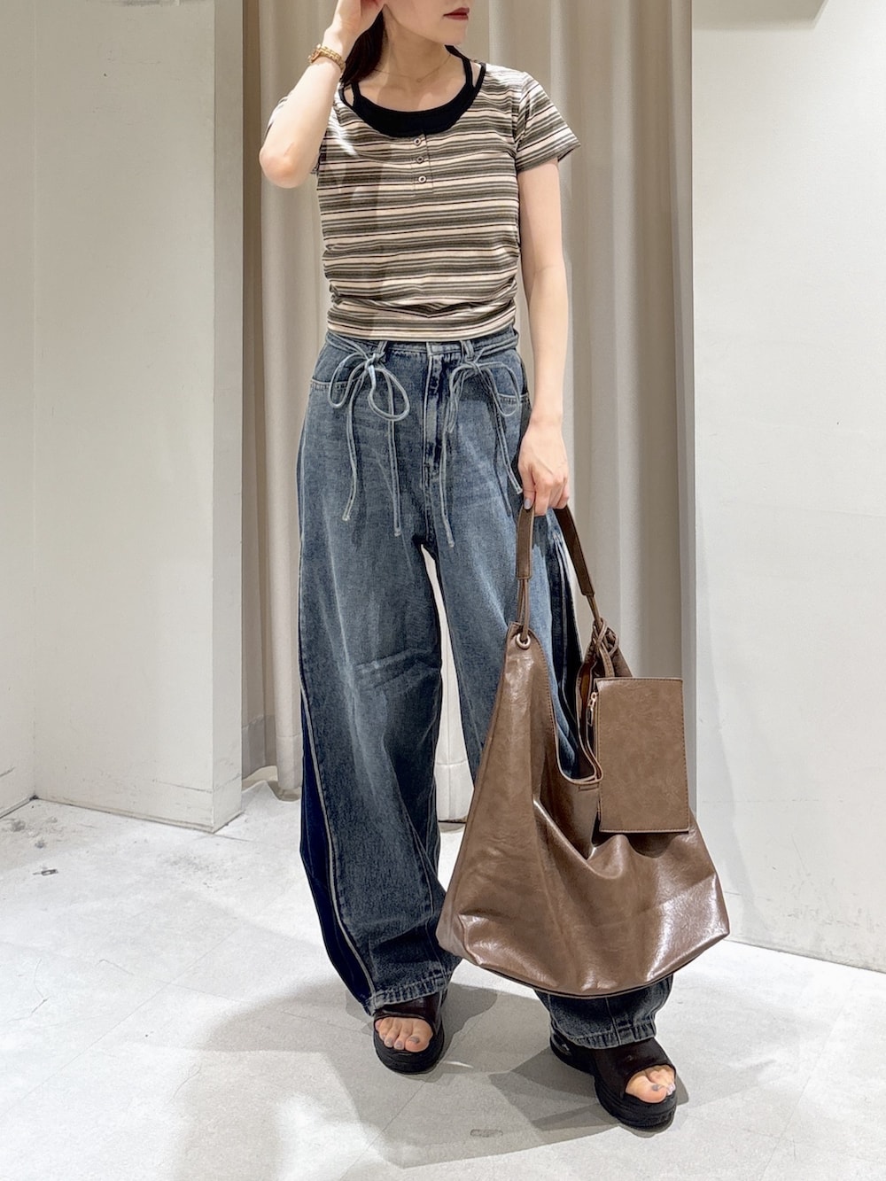 ブルー系のシャツ/ブラウス、ホワイト系のTシャツ/カットソー、ブルー系のデニムパンツを着用したレディースの夏コーディネートの6枚目の写真