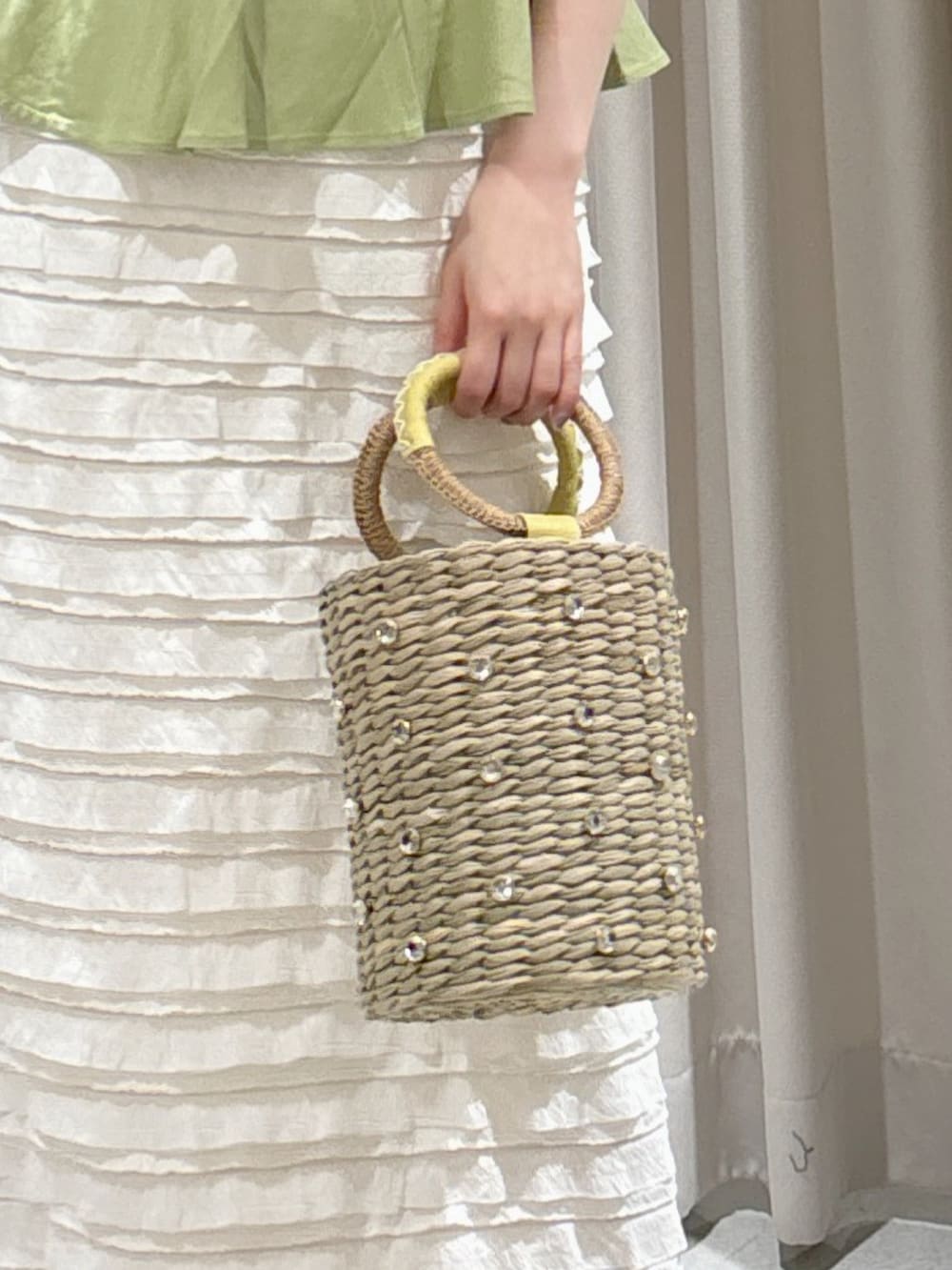 グリーン系のシャツ/ブラウス、ホワイト系のスカート、イエロー系のかごバッグを着用したレディースの夏コーディネートの6枚目の写真